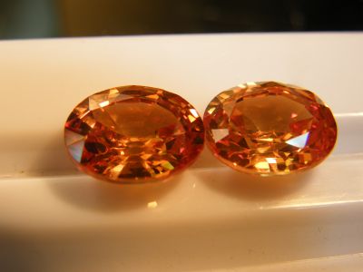 คิวบิกเซอร์โคเนีย เพชรรัสเซีย DIAMOND หนัก 18 กะรัต CARATS .2 เม็ด). ROYAL.สีแชมเปญ champange medium 10x12 mm OVAL Cubic zirconia
