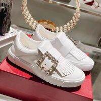 2023 Roger vivierˉSummer New Breathable Soft Sole Womens Genuine Leather Thick Sole Versatile Riveted Rhinestone Board Shoes