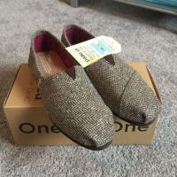 HOT ●┅❁ ?แท้? Toms รองเท้าผ้าใบลําลอง ส้นแบน ลายทาง สีฟ้า สําหรับผู้ชาย ผู้หญิง