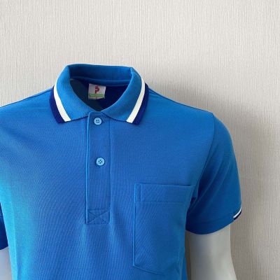 polo shirt แบบชาย สีฟ้าเข้มคอคลีปครีมน้ำเงิน แบบชาย เป็นเสื้อทรงตรง มีกระเป๋า ส่วนแบบหญิง เป็นเสื้อทรงเข้ารูป