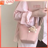 QIAO หวานหวานแหววว หนังพียู เบามาก กระเป๋า Crossbody กระเป๋าสะพายไหล่แบบสั้น กระเป๋าทรงถัง กระเป๋าถือแบบถือ