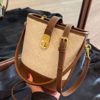 This years popular bag female 2023 new fashion all-match shoulder Messenger texture Korean portable bucket