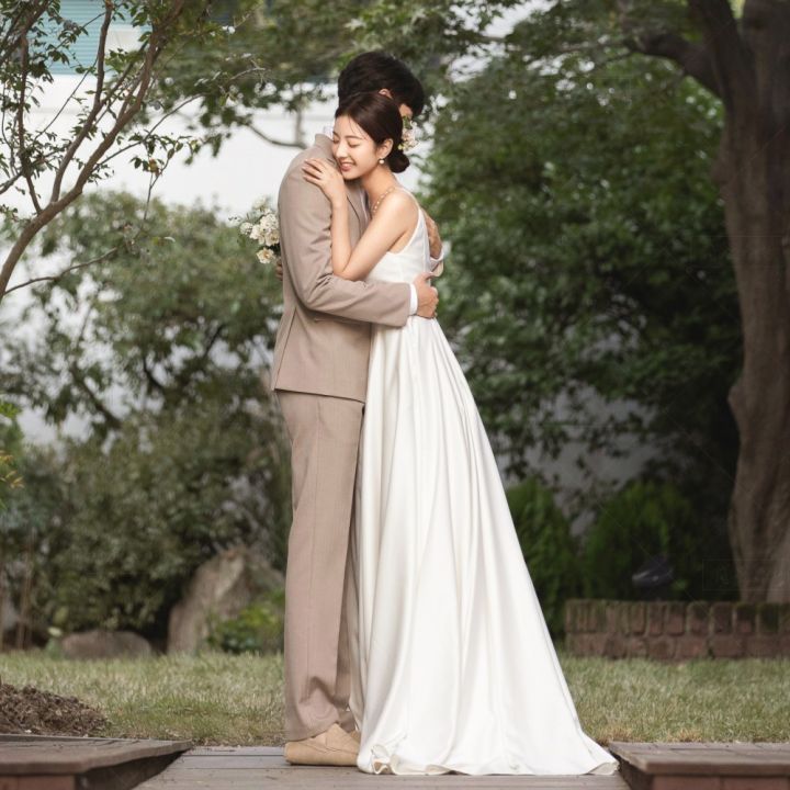ชุดเดรสเรียบง่ายสไตล์เกาหลีมีสายเอี๊ยมประดับมุกผ้าซาตินสีอ่อน-qh227ชุดแต่งงานแบบเรียบง่าย