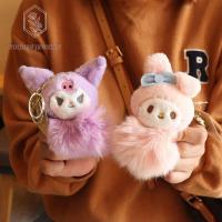 YUCHEN Cinnamoroll ของเล่นตุ๊กตาผ้า ตุ๊กตาสัตว์ยัดไส้ จี้กระเป๋าเป้สะพายหลัง อุปกรณ์เสริมกุญแจ อุปกรณ์เสริมกระเป๋า เครื่องประดับแขวนประดับ พวงกุญแจตุ๊กตาคูโรมิ พวงกุญแจลายการ์ตูน จี้ kulomi