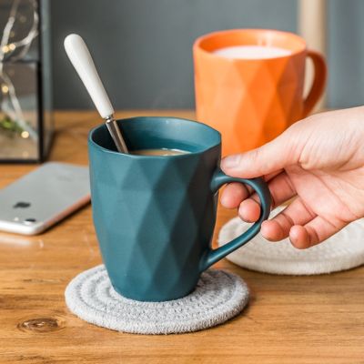 【High-end cups】เซรามิกที่เรียบง่ายแก้วกาแฟที่มีฝาปิดช้อน Drinkware สำนักงานดื่มชาน้ำผลไม้ถ้วยพอร์ซเลนอาหารเช้าถ้วยนมที่มีสีสัน