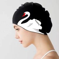 【LZ】☃✽♨  Boné de silicone para mulheres proteção auricular cabelo comprido chapéu elástico estampa cisne impermeável acessórios de piscina