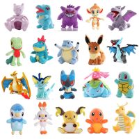 【LZ】∋❁✆  Pokemon Brinquedo De Pelúcia Anime Figura Pikachu Bulbasau Charizard Mewtwo Eevee Mew Lucario Gengar Boneca Recheada Pingente Brinquedo Miúdo Presente De Natal