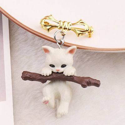 Cute 3D White Cat Brooch Holding Branch Cat Breast Needle Dinner Suit Party Clothing Jewelry Accessory