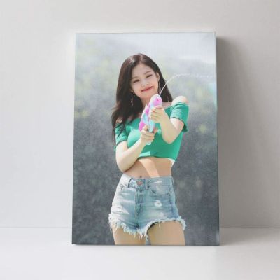 16 * 24in(40*60Cm) BLACKPINK Jennie ไร้กรอบของตกแต่งผนังบ้านผ้าใบวาดภาพของขวัญโปสเตอร์ศิลปะสำหรับชายและหญิงห้องนอน