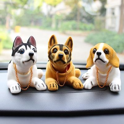 《Two dog sells cars》รถน่ารักรูปปั้นสุนัขสั่นหัวสำหรับประดับแผงหน้าปัดตกแต่งโต๊ะบ๊อบบิ้น