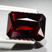 3.8 ct โกเมน (Garnet) Red Black Emerald Shape