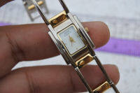 นาฬิกา Vintage มือสองญี่ปุ่น ANNE KLEIN II ระบบ QUARTZ ผู้หญิง ทรงสี่เหลี่ยม กรอบทอง หน้าขาว หน้าปัด 19มม. สายสแตนเลสแท้ ใช้งานได้ปกติ สภาพดี ของแท้ ไม่กันน้ำ