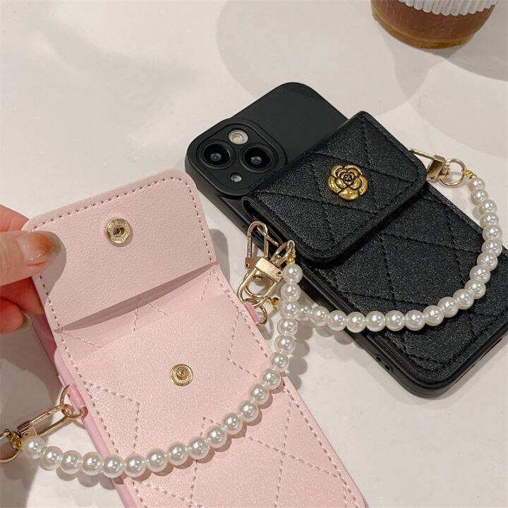 fashion20233d-camellia-สร้อยข้อมือมุกกรณีศัพท์สำหรับ-14พลัส13-12-11-pro-xs-max-xr-x-สายคล้องมือช่องเสียบการ์ดหนัง-pu-ปก