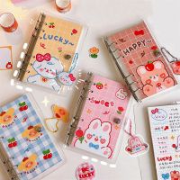 ZQDE303A Kawaii กระต่ายน่ารัก พร้อมจี้ แหวน6วง โปร่งใส ขนาด A6 สมุดโน๊ตแบบเกลียว คู่มือโรงเรียน วารสารไดอารี่ สมุดโน้ต