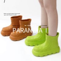 PARANOIA I รองเท้ากันฝนสวมใส่ด้านนอกใหม่ด้านล่างหนากันลื่นด้านในรองเท้ากันฝน สูงกันน้ำและทนต่อการสึกหรอ