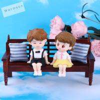 WARMSUN มินิ1คู่ชุดนักเรียนคู่รักของขวัญบ้านตุ๊กตา DIY งานฝีมือประณีตอุปกรณ์ตกแต่งสวนนางฟ้าคู่รักรูปแกะสลักสิ่งตกแต่งทรงเค้ก