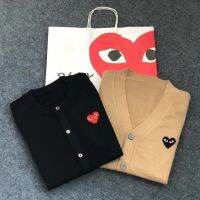 ✳Rei Kawakubo CDG PLAY แบรนด์ญี่ปุ่นน้ำขึ้นน้ำลงรักเสื้อคาร์ดิแกนขนสัตว์หัวใจสีแดงเล็กๆชายและหญิงเสื้อแจ็คเก็ตถักเสื้อกันหนาวแบบสั้นคู่