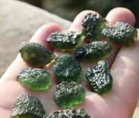 7-9g Free shipping Natural Moldavite Natural Czech meteorite Pendants fall rough stone crystal Energy stone random delivery