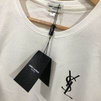 เสื้อยืดคุณภาพสูงพร้อมโลโก้เล็กๆที่หน้าอกและใหญ่บนหน้าอก YSL1โลรองของ S Aint แขนสั้นใส่ได้ทั้งชายและหญิง