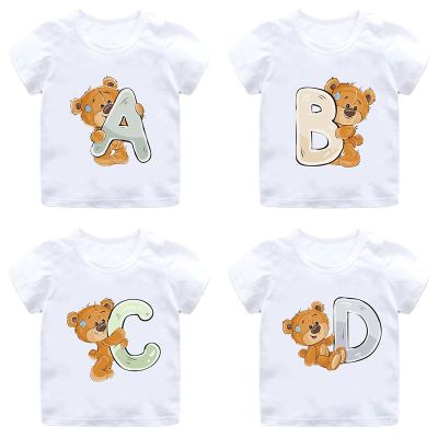 【Candy style】 เสื้อยืด พิมพ์ลายการ์ตูนหมีน่ารัก 26 ตัวอักษร A-Z สําหรับเด็กผู้ชาย ผู้หญิง อายุ 3-13 ปี