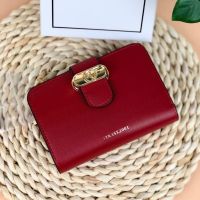 กระเป๋าเงินใบสั้นรุ่นใหม่จากแบรนด์ LYN Short Wallet ด้านหน้าแต่งโลโก้แบรนด์ เปิดปิดแบบกระดุมแม่เหล็ก