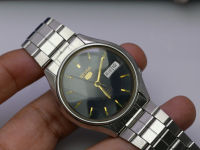 นาฬิกา Vintage มือสองญี่ปุ่น Seiko 5 Five ระบบ Automatic Day Date 6309 6240 ผู้ชาย ทรงกลม กรอบเงิน หน้าดำ หน้าปัด 37มม. สายสแตนเลสใช้งานได้ปกติ สภาพดี ของแท้ ไม่กันน้ำ