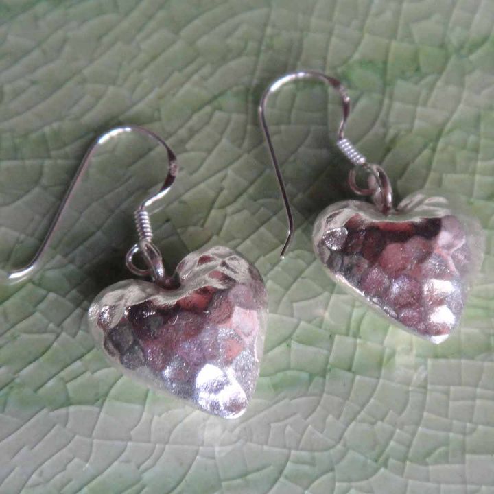 heart-to-heart-hamered-thai-design-earrings-pure-silver-thai-karen-hill-tribe-beautiful-exoticหัวใจถึงใจสวยงามไทยตำหูเงินกระเหรี่ยงทำจากมือชาวเขางานฝีมือสวยของฝากที่มีคุณค่าข