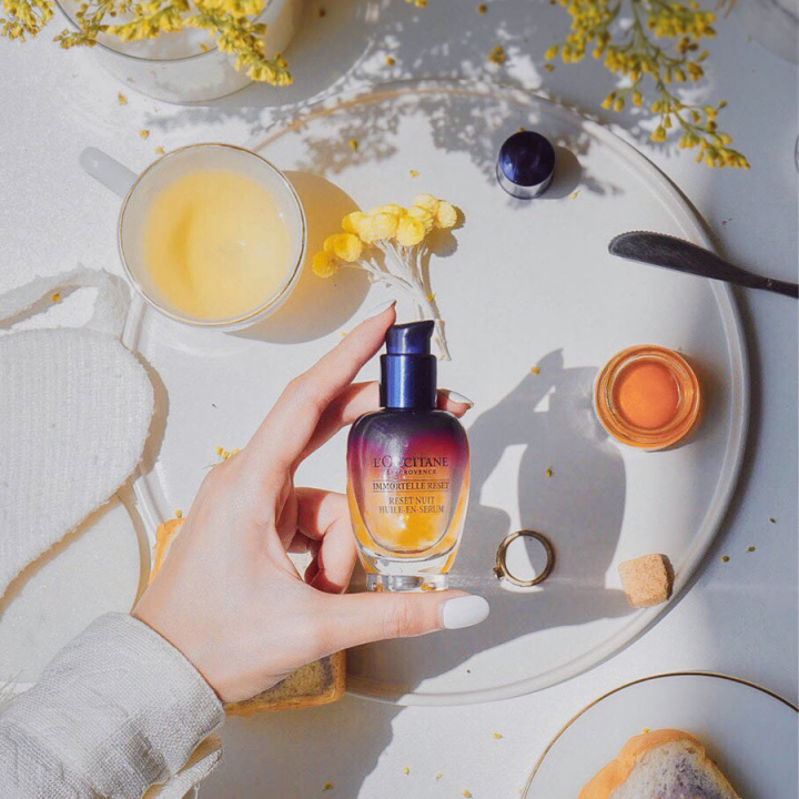 ออยล์อินเซรั่ม-loccitane-immortelle-overnight-reset-oil-in-serum-5ml-รีเซ็ตผิวให้กระจ่างใส-เปล่งประกายออร่าในทุกๆวัน-จากล็อกซิทาน-สินค้าพร้อมส่ง