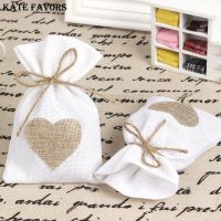 [A Decoration]☸10X14cm 12ชิ้น/ล็อต Quot; Love In Heart Quot; Burlap โปรดปราน BAG ของขวัญแต่งงาน Amp; ห่อเครื่องประดับสีขาว