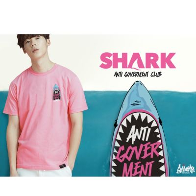 DSL001 เสื้อยืดผู้ชาย  เสื้อยืดลาย แนวสตรีท  รุ่น Shark ชมพู แขนสั้น เสื้อยืดชาย TS เสื้อผู้ชายเท่ๆ เสื้อผู้ชายวัยรุ่น