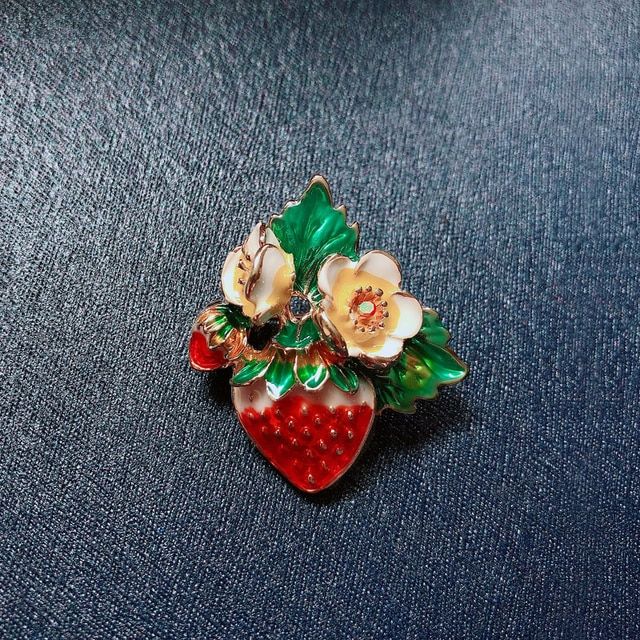 enamel-strawberry-brooches-fruit-cute-flower-strawberry-girl-brooch-enamel-silk-scarf-buckle-clothing-diy-hat-bag-accessories