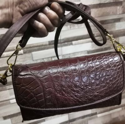 Hand Bag For Lady กระเป๋าสะพายจระเข้ สามพับยักษ์ หนังจระเข้สีนำตาลเม็ดมะขาม