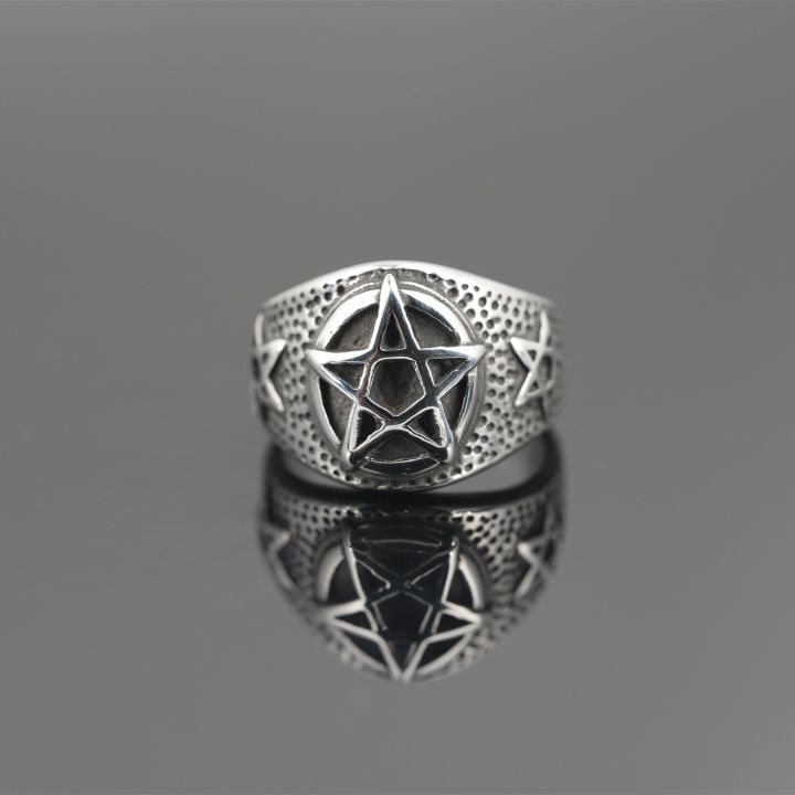 แหวนสแตนเลสสตีลผู้ชายแหวนเหล็กไทเทเนียมรูปดาวแนวโกธิคของสไตล์พังค์ผู้ชาย
