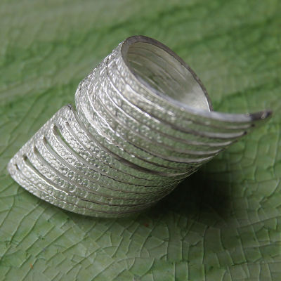 Coil ring modern silver Karen unique. beauty as a valuable souvenir. ring Size  7 10 11 แหวนเงินกะเหรี่ยงสมัยใหม่ที่ไม่เหมือนใคร แหวนวนโค้ง