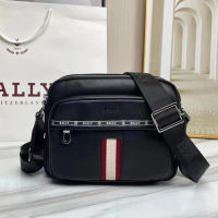 Bally กระเป๋าผู้ชายกระเป๋า Messenger กระเป๋าหนังวัวสีดำชั้นบนกระเป๋าสะพายผู้ชายลายทางสีแดงและสีขาวรุ่นใหม่