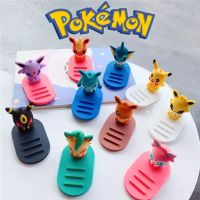 LMS70 Jolteon ของเล่นโปเกมอนตกแต่งเดสก์ท็อปครอบครัว Eevee Eevee โทรศัพท์มือถือยืนโทรศัพท์ Action FIGURE Anime Pikachu วงเล็บโปเกมอนที่ยึดมือถือที่ยึดมือถือมือถือ