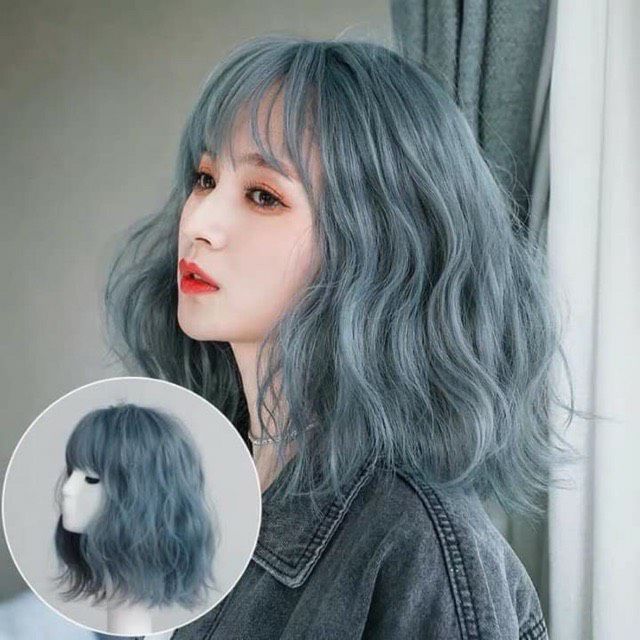 Hãy khám phá mẫu tóc giả màu xanh khói đầy mới lạ và cá tính, chắc chắn bạn sẽ không thể rời mắt khỏi hình ảnh này. Với sự kết hợp tinh tế giữa màu xanh khói và kiểu dáng tóc, mẫu tóc giả này sẽ giúp bạn nổi bật hơn trong mỗi buổi dạo phố.