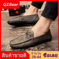 【QZBear】สีขาวรองเท้าผ้าใบแบนสำหรับผู้ชายใหม่อังกฤษที่เดินทางมาพักผ่อนแฟชั่นรองเท้าลำลองสำหรับผู้ชายขี้เกียจรองเท้ารองเท้าไม่มีส