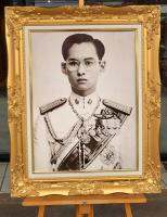 กรอบหลุยส์ภาพ รัชกาลที่9 ของบูชา มงคล ภาพเคลือบฟีล์มเย็นลามิเนต สินค้ามีลิขสิทธิ์ห้ามลอกเลียนแบบ ใส่กรอบหลุยส์ ขนาดรวมกรอบ21X26 นิ้ว