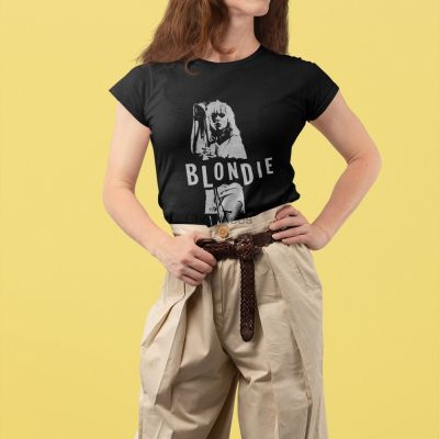 เสื้อผ้าที่เหมาะสำหรับบ้านหรือเดินทางคนเดียวหรือกับเพื่อนและในเสื้อ Blondie สไตล์