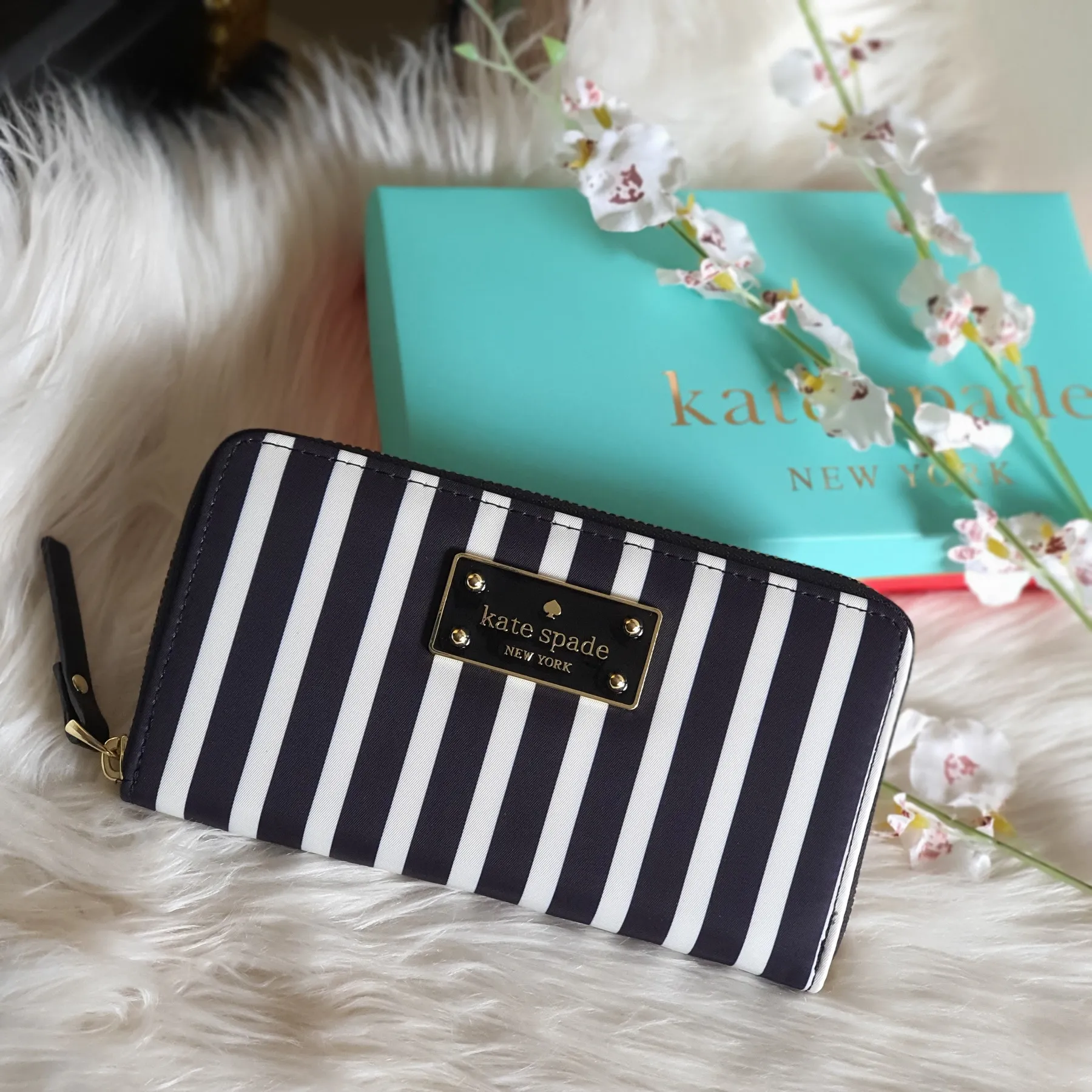 Guaranteed Authentic Kate Spade Wilson Road Neda Black And White Vertical  Stripes Design Women's Zip Around Continental Wallet | Lazada PH