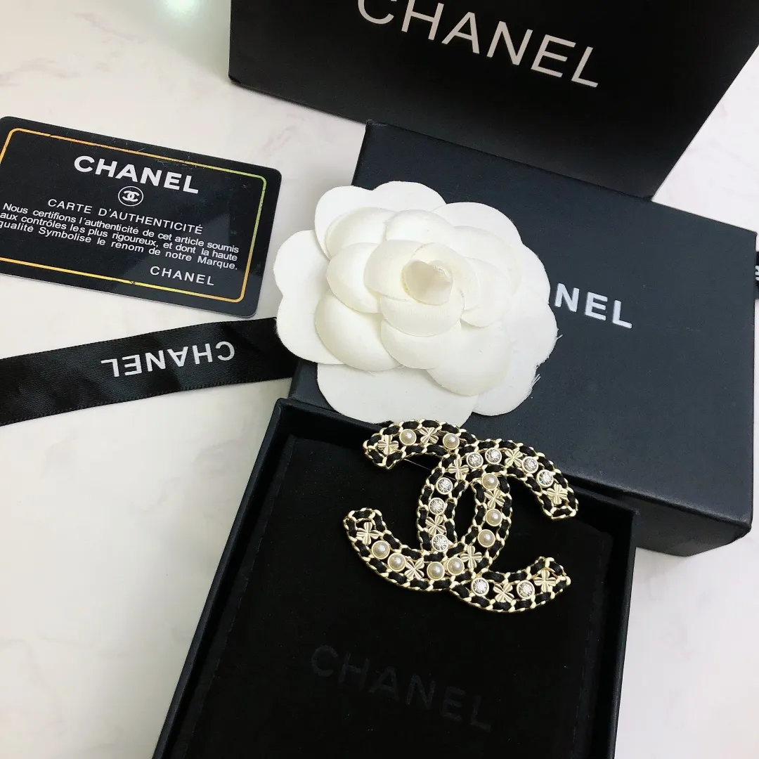 Pin  brooche Chanel Grey in Metal  24983411