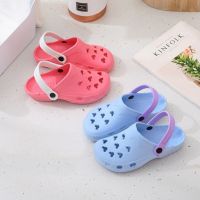 TWILI ด้านล่างนุ่ม รองเท้าแตะ Crocs กลวงออก อีวีเอ รองเท้าแตะหัวมิกกี้ น่ารักน่ารักๆ กันน้ำกันน้ำได้ ฤดูร้อนฤดูร้อนฤดูร้อน