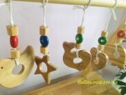 Đồ chơi treo kệ chữ A, đồ chơi treo bóng múi gỗ rèn kĩ năng thị giác vận