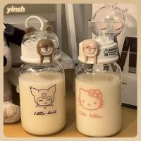 YINSH Cinnamoroll ขวดน้ำพร้อมหลอด อะนิเมะ คุโรมิ แก้วน้ำดื่มแก้ว การ์ตูนน่ารักๆ กันรั่วซึม ขวดน้ำการ์ตูนอะนิเมะ เด็กนักเรียนชายหญิง