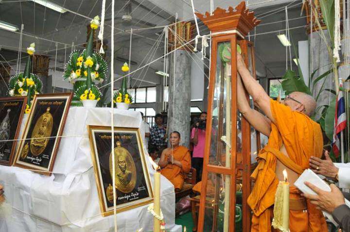 เหรียญเจริญพร-คูณ-เจริญพร-หลวงพ่อคูณ-ปริสุทโธ-วัดบ้านไร่-จ-นครราชสีมา-ปี-2557-เนื้อเงินแท้พิมพ์-2-หน้า-ทันหลวงพ่อคูณปลุกเสกล้าน