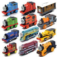 1:43 Thomas And Friends ของเล่นรางรถไฟเล็กๆน้อยๆของเล่นเคลื่อนไหวเอมิลี่เพอร์ซีย์เจมส์เทรนส์มอเตอร์โลหะ Uso Bateria เด็กของขวัญคริสต์มาส