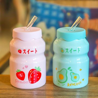 【High-end cups】ถ้วยน้ำเซรามิกสไตล์ญี่ปุ่นพร้อมฟางแก้วรูปแบบผลไม้น่ารักฤดูร้อนน้ำผลไม้นมเครื่องดื่มถ้วย500มล. ความจุขนาดใหญ่