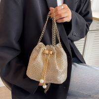 [กระเป๋าแฟชั่นร้อน688] Bolsos De Cubo Con Diamantes De Imitación Para กระเป๋าสตรี De Hombro Con Cadena De Perlas Retro Bolsos Cruzados Pequeños Brillantes Bolsos Femenos