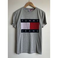 เสื้อยืดผ้าฝ้ายพิมพ์ลายขายดี เสื้อยืดโอเวอร์ไซส์ใหม่สไตล์ขายร้อน Tommy Jeans t เสื้อ velvet โลโก้บุรุษ 100% Cotton topsSS-5XL